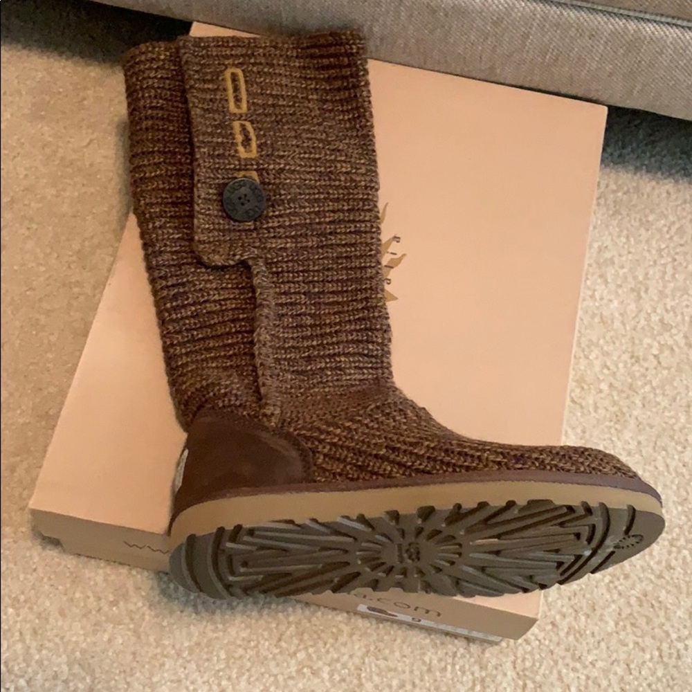 UGG Classic Cardy in color moss. Never worn.
